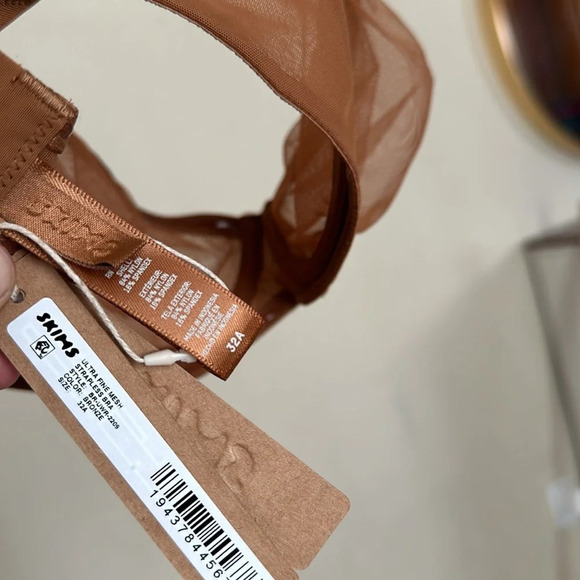 SKIMS Ultra fine mesh underwire scoop bra strapless size 32A Bronze - Picture 6 of 8